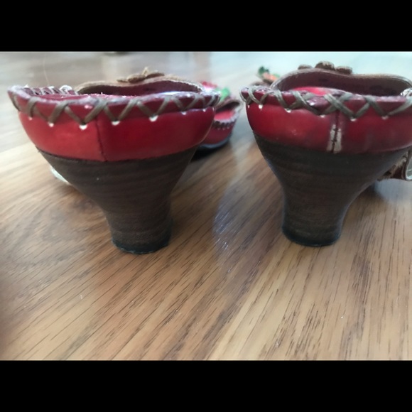 Beautiful Spring Step floral sandals - Picture 9 of 11